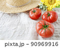 美味しそうに熟したトマト 90969916
