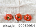 美味しそうに熟したトマト 90969934