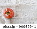 美味しそうに熟したトマト 90969941