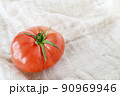 美味しそうに熟したトマト 90969946