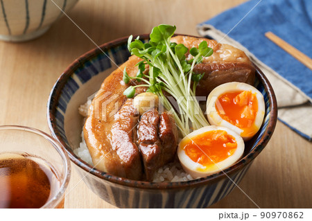 ボリュームたっぷり豚角煮丼 90970862