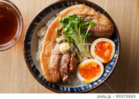 ボリュームたっぷり豚角煮丼 90970869