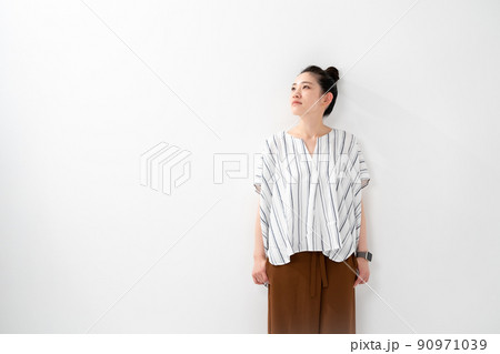 ポートレート　女性　お団子ヘア 90971039