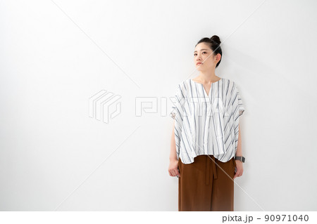 ポートレート　女性　お団子ヘア 90971040