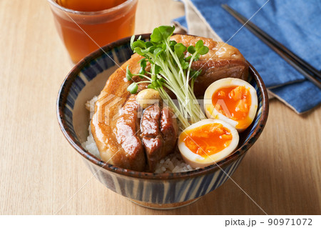 ボリュームたっぷり豚角煮丼 90971072