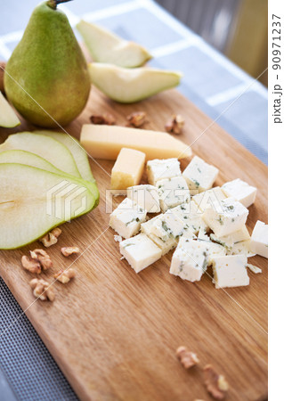 Sliced Blue cheese, pears and walnuts on wooden board 90971237