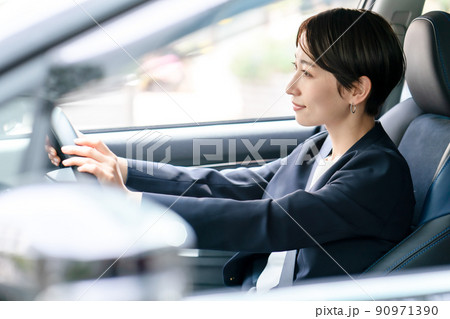 車を運転するミドル女性 90971390