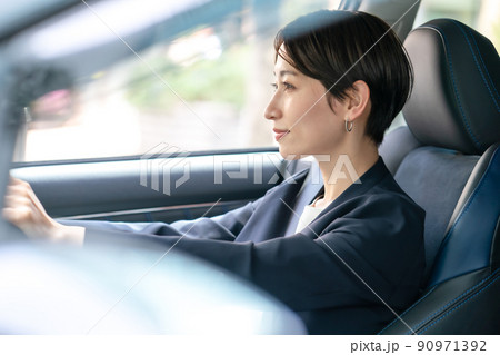車を運転するミドル女性 90971392