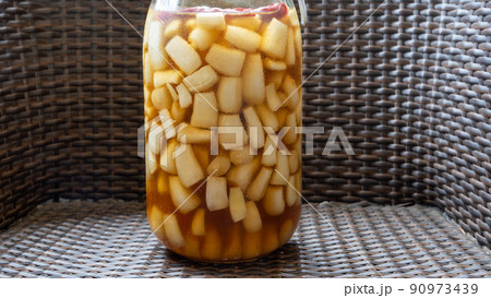 果実酒瓶に漬けたらっきょう甘酢漬け（アップ） 90973439