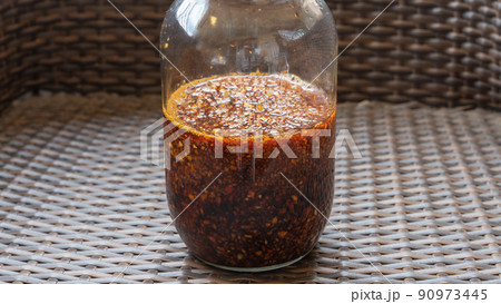 果実酒瓶に漬けたにんにくみじん切り醤油漬け(アップ) 果実酒瓶に漬けたにんにくみじん切り醤油漬け(アップ) 90973445