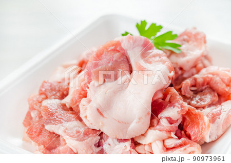 脂身の多い豚のこま切れ肉 脂身の多い豚のこま切れ肉 90973961