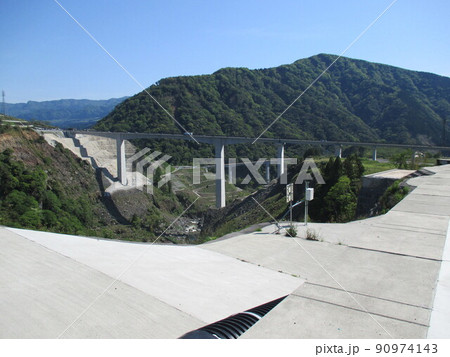 2016年の熊本地震で崩落した阿蘇大橋に代わり、2021年3月に架橋された全長525mの新阿蘇大橋 2016年の熊本地震で崩落した阿蘇大橋に代わり、2021年3月に架橋された全長525mの新阿蘇大橋 90974143