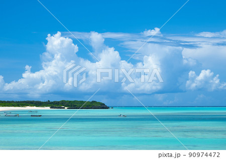 与論島の青い空とグラデーションの海 90974472