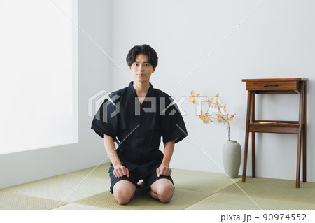 作務衣の男性　和室　畳 90974552