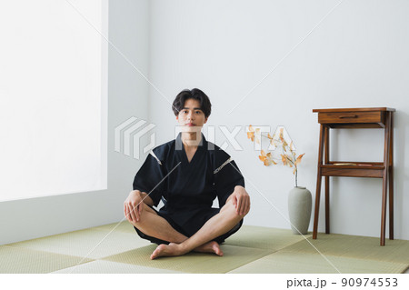 作務衣の男性　和室　畳 90974553
