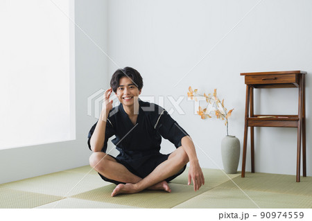 作務衣の男性 和室 畳 作務衣の男性 和室 畳 90974559