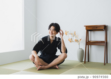 作務衣の男性 和室 畳 作務衣の男性 和室 畳 90974560