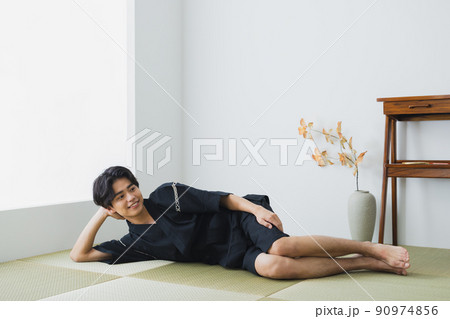 作務衣の男性　和室　畳　 90974856