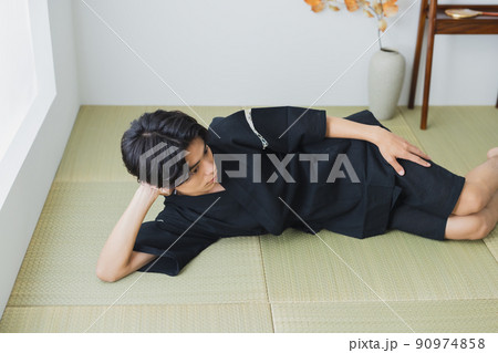 作務衣の男性 和室 畳 作務衣の男性 和室 畳 90974858