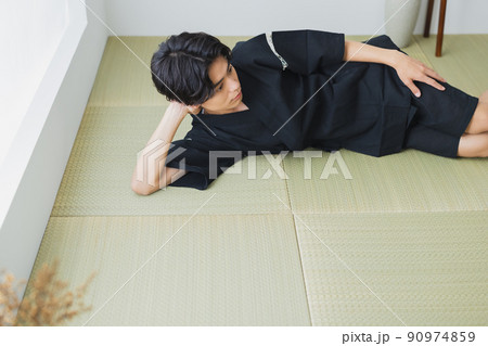 作務衣の男性 和室 畳 作務衣の男性 和室 畳 90974859