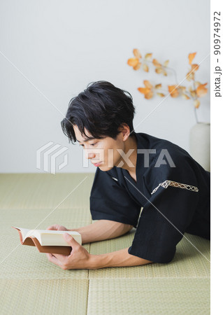 作務衣の男性 和室 畳 作務衣の男性 和室 畳 90974972