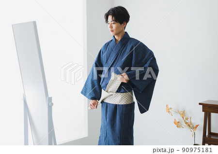 浴衣の男性　和室　畳　 90975181