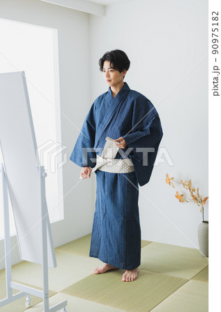 浴衣の男性　和室　畳　 90975182