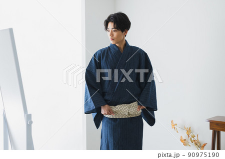 浴衣の男性　和室　畳　 90975190
