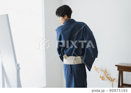 浴衣の男性 和室 畳 浴衣の男性 和室 畳 90975193