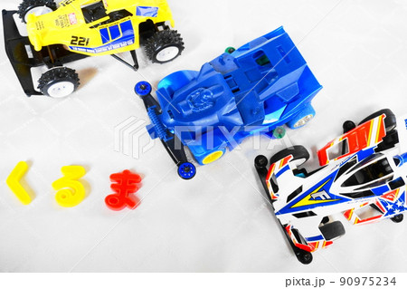 白を背景に並んだ、3台のプラモデルカー 白を背景に並んだ、3台のプラモデルカー 90975234