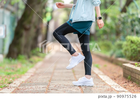 足元　歩く　スパッツ　シューズ 90975526