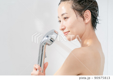 お風呂　シャワー　シャンプー　 90975813