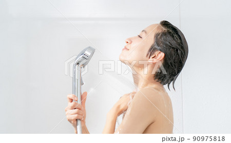 お風呂　シャワー　シャンプー　 90975818