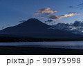 夕暮れの富士 90975998