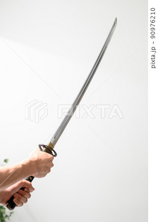 日本刀を持つ男性の手元 侍 刀 日本刀を持つ男性の手元 侍 刀 90976210
