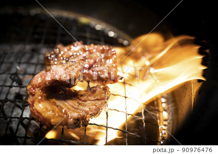 トングで持ち上げる中落ちカルビ 焼肉 アップ トングで持ち上げる中落ちカルビ 焼肉 アップ 90976476