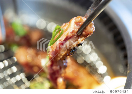 トングで持ち上げる中落ちカルビ 焼肉 アップ トングで持ち上げる中落ちカルビ 焼肉 アップ 90976484