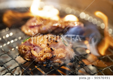 炎に包まれた中落ちカルビ  焼肉　 アップ 90976491