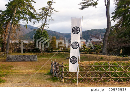 石垣や土塁で再現された関ヶ原古戦場の徳川家康最後陣跡 90976933