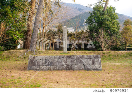 石垣や土塁で再現された関ヶ原古戦場の徳川家康最後陣跡 90976934