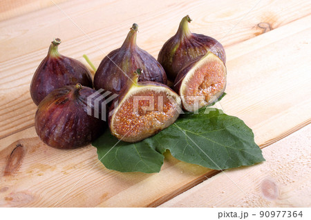 Figs on table 90977364