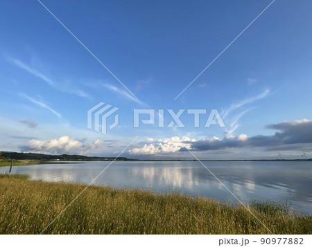 寂しい湖畔の青空・青森県津軽の十三湖 寂しい湖畔の青空・青森県津軽の十三湖 90977882
