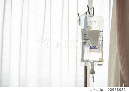 吊り下げられた点滴バッグ 90978025