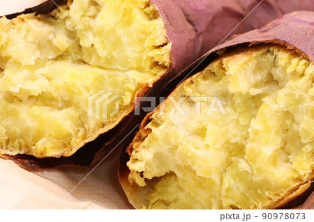焼き芋　紅優甘　べにゆうか　紅はるか　2つに割ったところ 90978073
