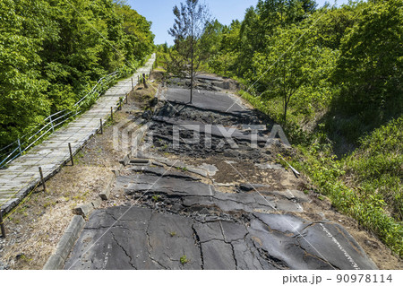 洞爺 西山山麓火口を空撮(断層化した道) 洞爺 西山山麓火口を空撮(断層化した道) 90978114