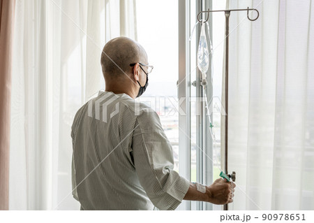 点滴する男性の後ろ姿 点滴する男性の後ろ姿 90978651