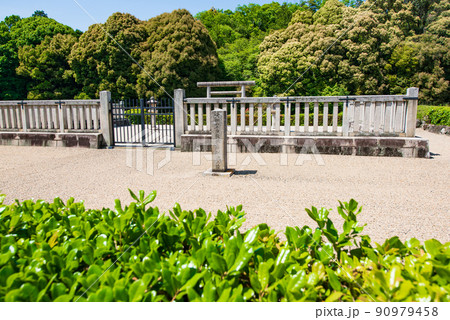 奈良県奈良市　神功皇后陵　拝所 90979458