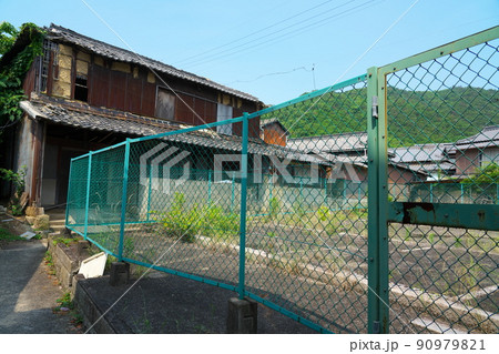 笠岡諸島　石の島・北木島最大の集落の大浦地区にある空き地と廃屋1　岡山県笠岡市 90979821