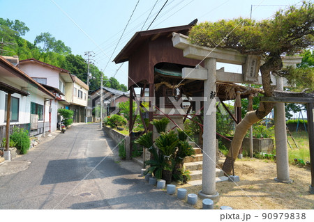 笠岡諸島 石の島・北木島最大の集落である大浦地区の集落と小さな神社 岡山県笠岡市 笠岡諸島 石の島・北木島最大の集落である大浦地区の集落と小さな神社 岡山県笠岡市 90979838