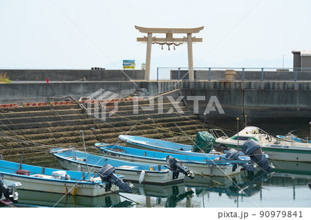 笠岡諸島 石の島・北木島最大の集落である大浦地区の船だまりと鳥居 岡山県笠岡市 笠岡諸島 石の島・北木島最大の集落である大浦地区の船だまりと鳥居 岡山県笠岡市 90979841